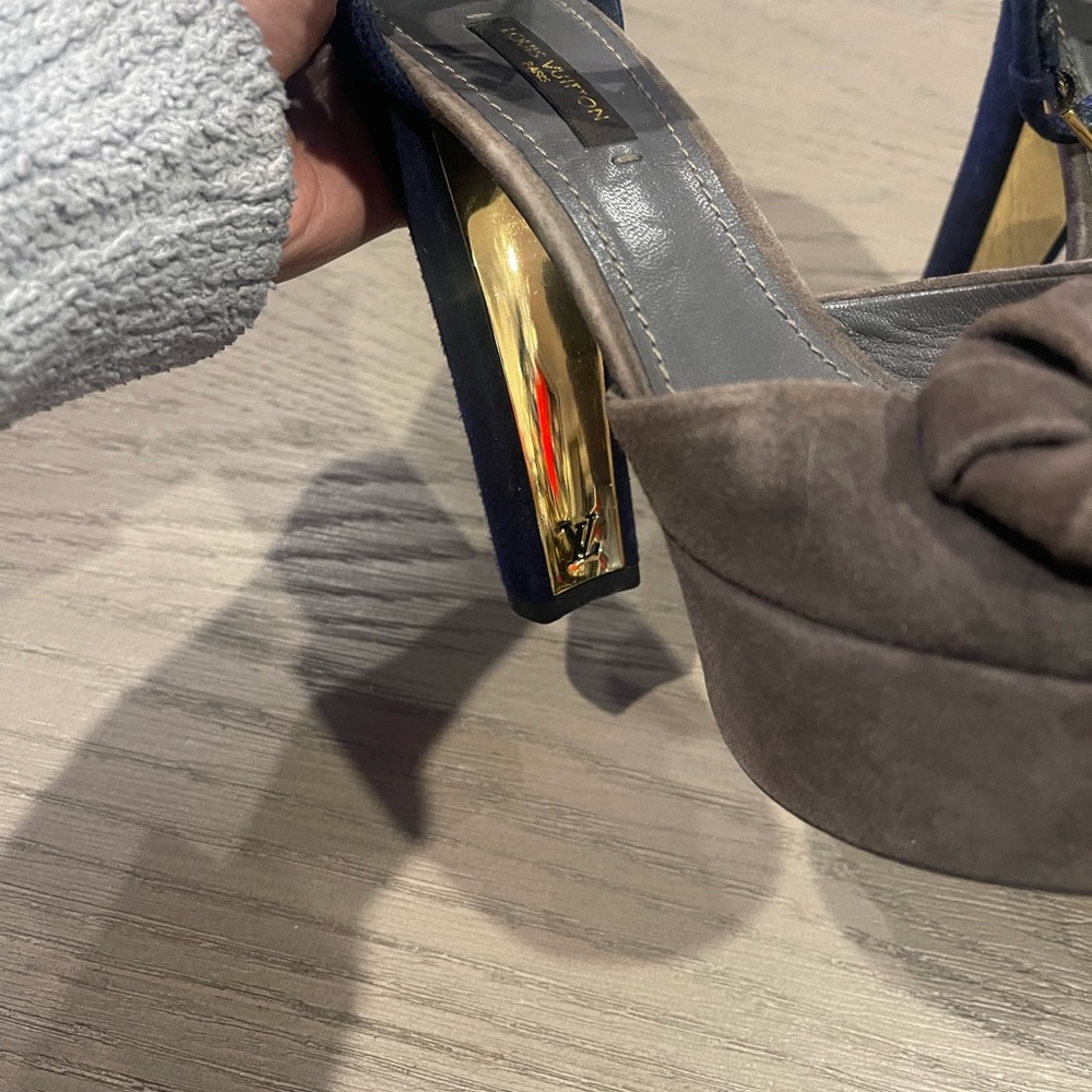 Louis Vuitton Platform Heels. In great condition. Authentic and beautiful - Picture 3 of 4